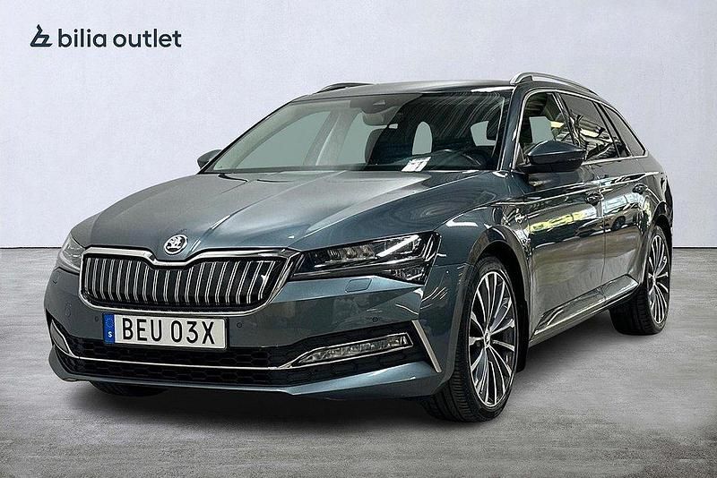 Grå Begagnad 2021 Skoda Superb LAURIN & KLEMENT Kombi | 264 900 kr (Marknadspris) - Bild 1/4
