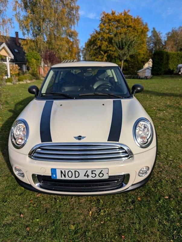 Vit Begagnad 2013 Mini ONE Halvkombi | 115 000 kr (Lite dyr) - Bild 1/4