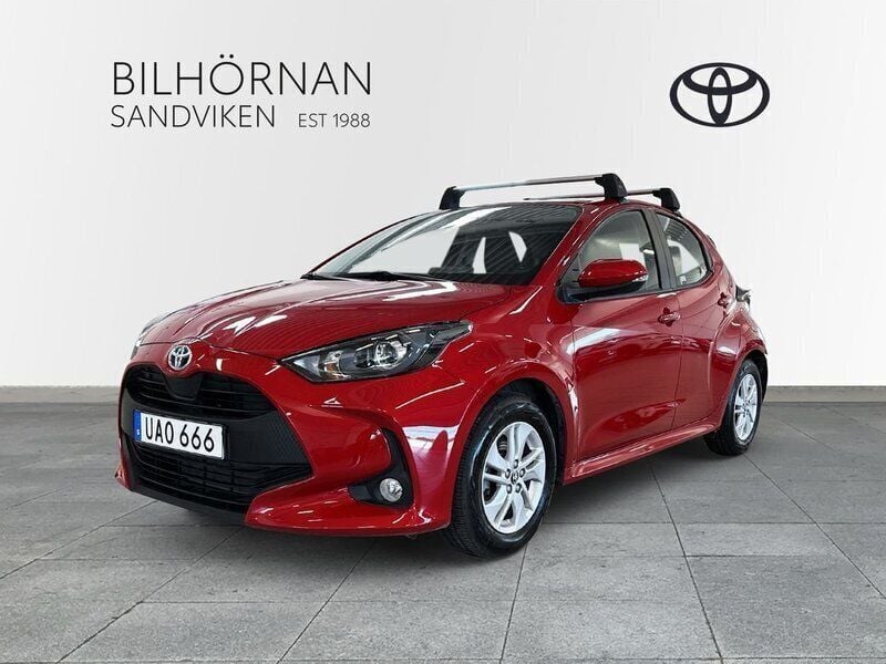 Röd Begagnad 2023 Toyota Yaris Hybrid Active Halvkombi | 239 900 kr (Marknadspris) - Bild 1/4