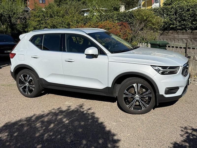 Silver Begagnad 2021 Volvo XC40 Inscription SUV | 320 000 kr (Bra pris) - Bild 1/4