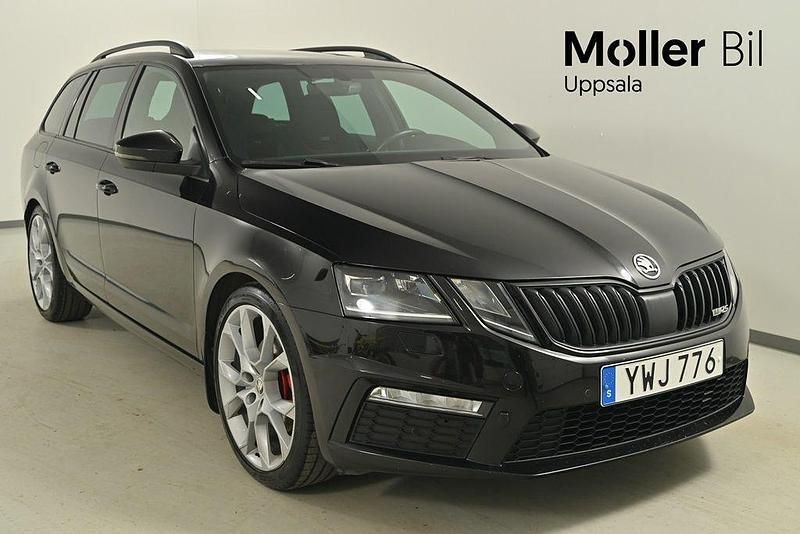 Svart (black magic pärleffekt) Begagnad 2019 Skoda Octavia RS Kombi | 229 900 kr (Bra pris) - Bild 1/4