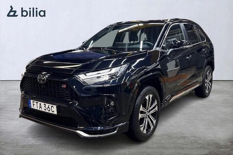 Svart Begagnad 2025 Toyota RAV4 Sport SUV | 584 900 kr (Marknadspris) - Bild 1/4