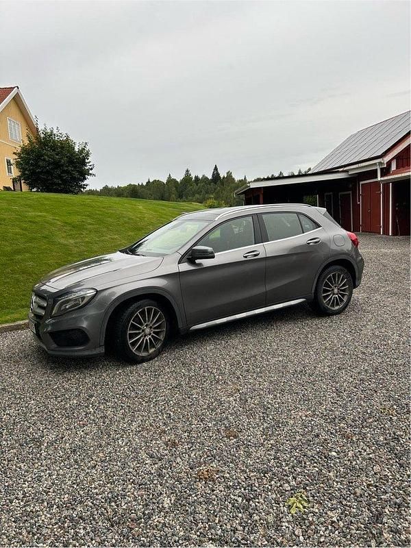Grå Begagnad 2015 Mercedes GLA220 AMG SUV | 140 000 kr (Lite dyr) - Bild 1/4