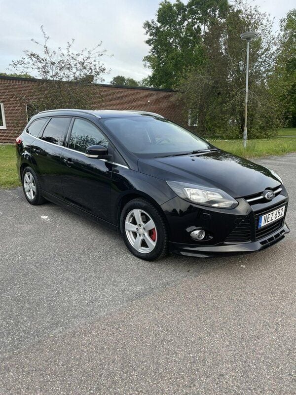 Svart Begagnad 2013 Ford Focus Titanium Kombi | 47 000 kr (Marknadspris) - Bild 1/4
