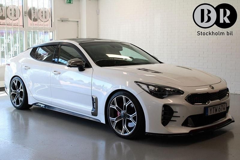 Vit Begagnad 2018 Kia Stinger Halvkombi | 349 900 kr (Bra pris) - Bild 1/4
