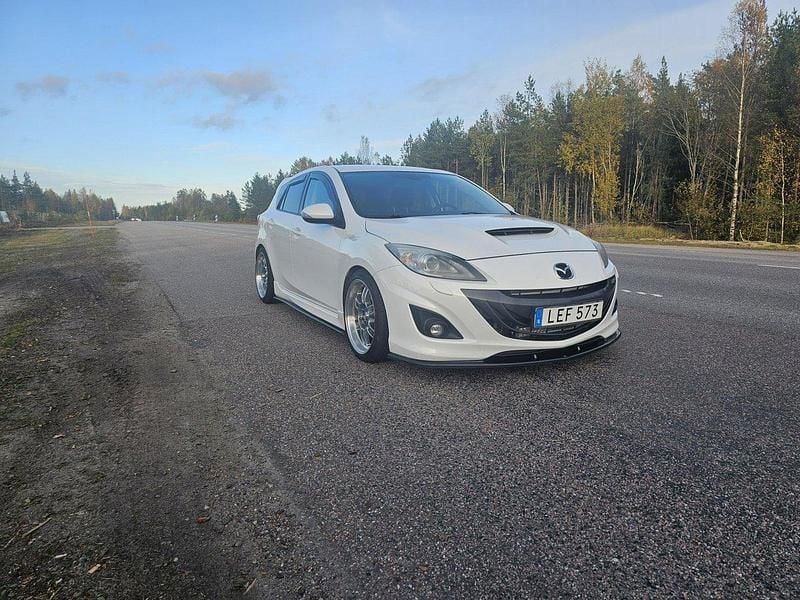 Vit Begagnad 2010 Mazda 3 Halvkombi | 95 000 kr (Marknadspris) - Bild 1/4