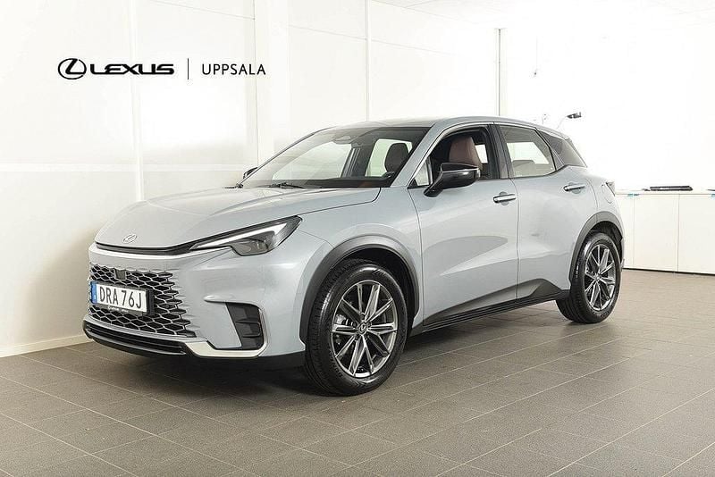 Grå Begagnad 2024 Lexus LBX SUV | 359 000 kr (Marknadspris) - Bild 1/4