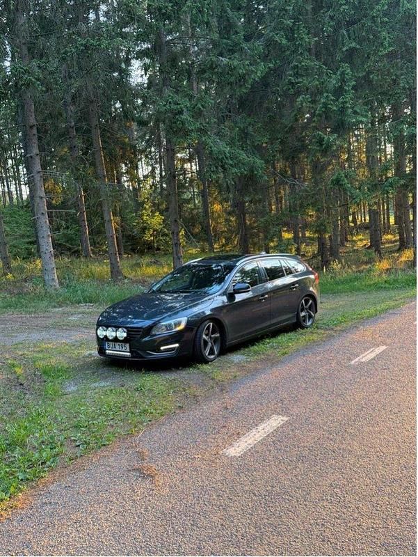 Grå Begagnad 2014 Volvo V60 Summum Kombi | 105 000 kr (Lite dyr) - Bild 1/4