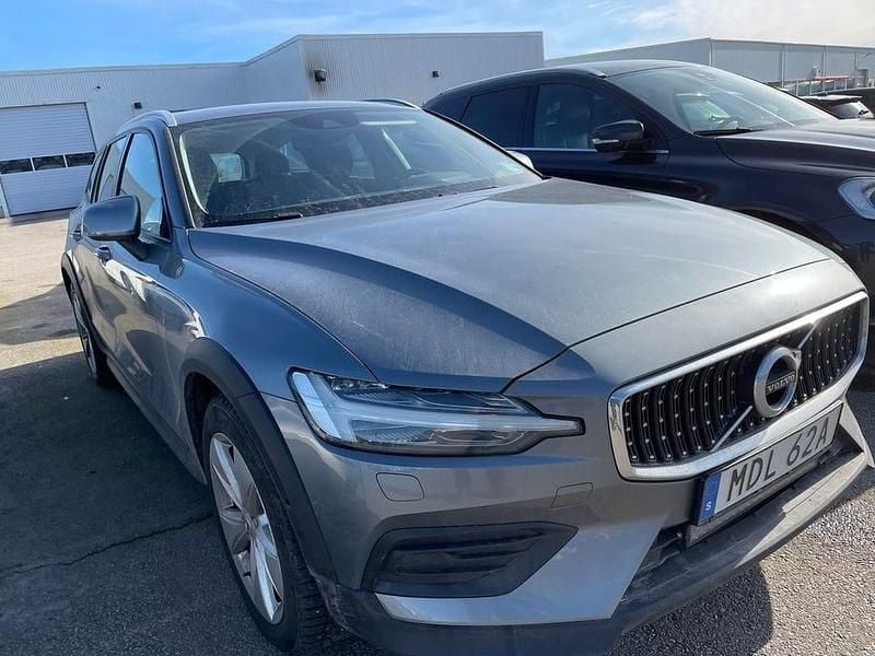 Begagnad Volvo V60 CC Momentum 190 HK (139 kW) 2020 Osmiumgrå metallic Kombi