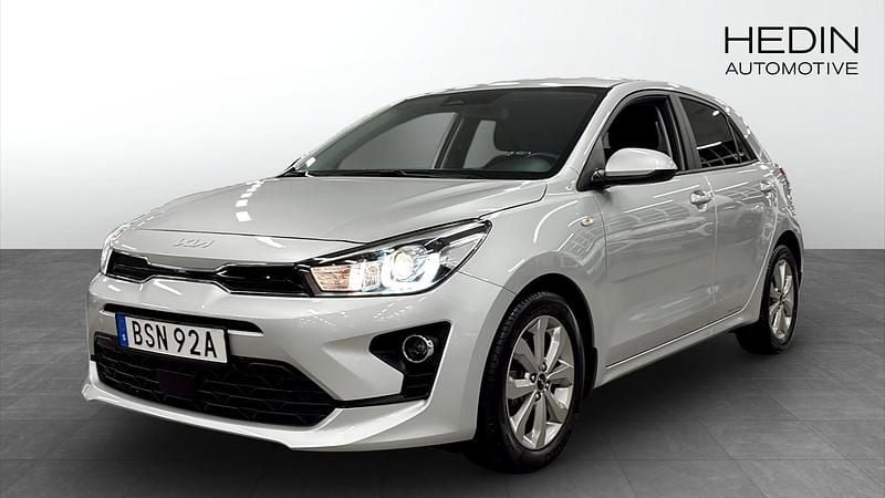 Silver Begagnad 2022 Kia Rio Advance Halvkombi | 179 900 kr (Marknadspris) - Bild 1/4