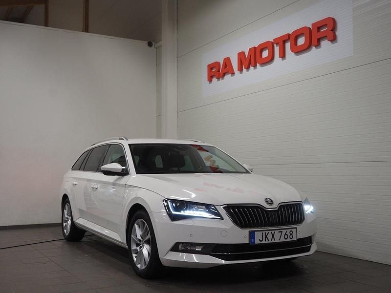 Vit Begagnad 2018 Skoda Superb Business Line Kombi | 219 900 kr (Marknadspris) - Bild 1/4