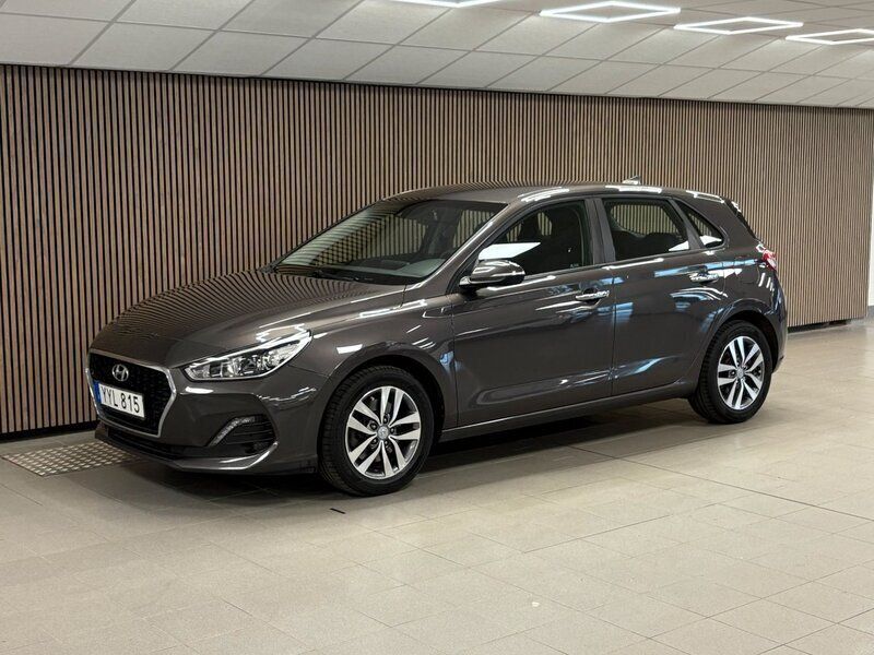 Brun Begagnad 2018 Hyundai i30 Halvkombi | 159 700 kr (Marknadspris) - Bild 1/4
