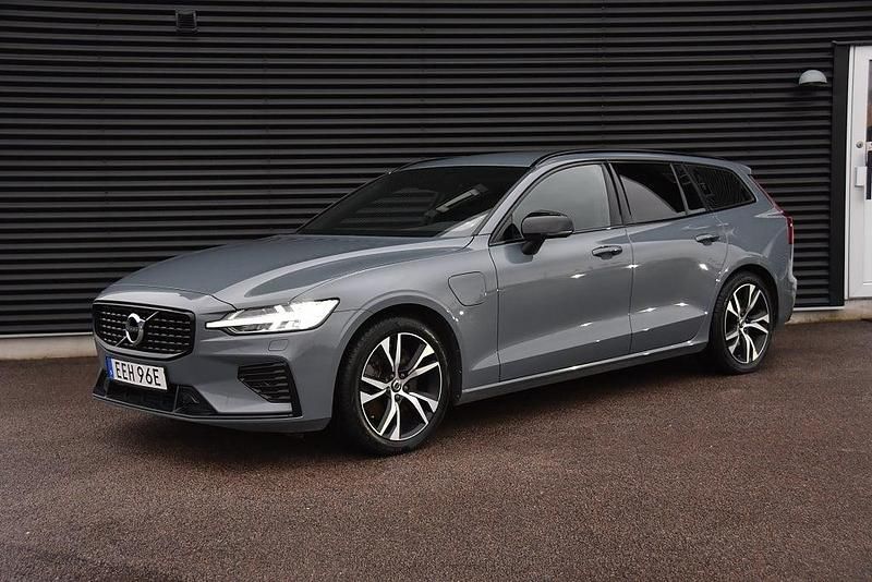 Grå Begagnad 2022 Volvo V60 R-Design Kombi | 389 900 kr (Dyr) - Bild 1/4