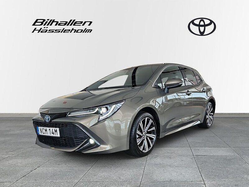 Grön Begagnad 2022 Toyota Corolla Hybrid Style Halvkombi | 274 900 kr (Lite dyr) - Bild 1/4
