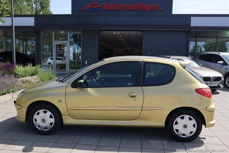 Gul samma som bilen Begagnad 2003 Peugeot 206 Halvkombi | 19 900 kr (Marknadspris) - Bild 1/4