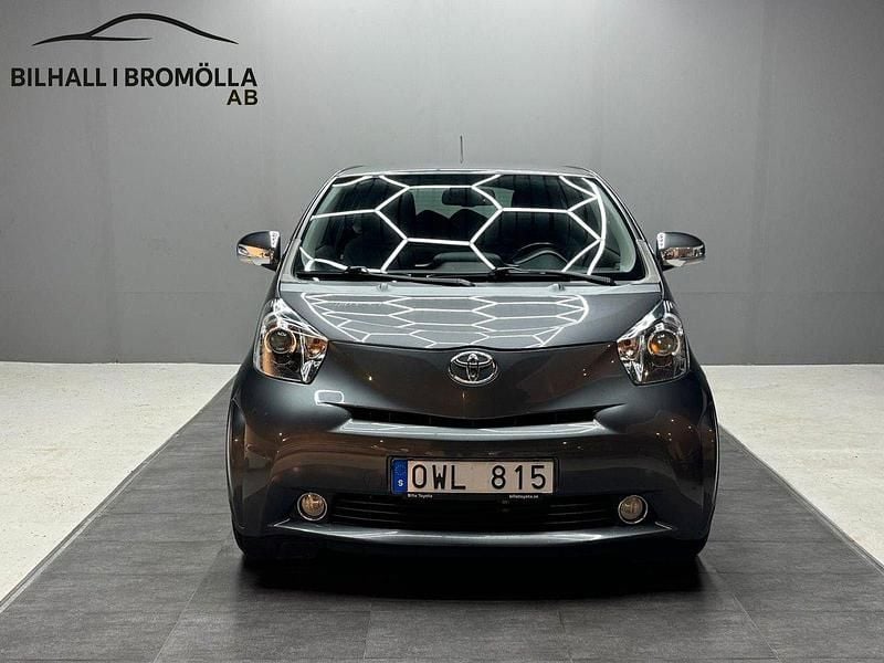 Mörkgrå (grå) Begagnad 2010 Toyota iQ Halvkombi | 49 900 kr (Bra pris) - Bild 1/4