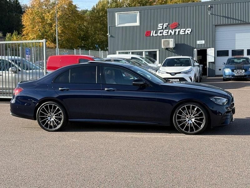 Mörkblå (blå) Begagnad 2021 Mercedes E220 AMG line Sedan | 469 900 kr (Dyr) - Bild 1/4