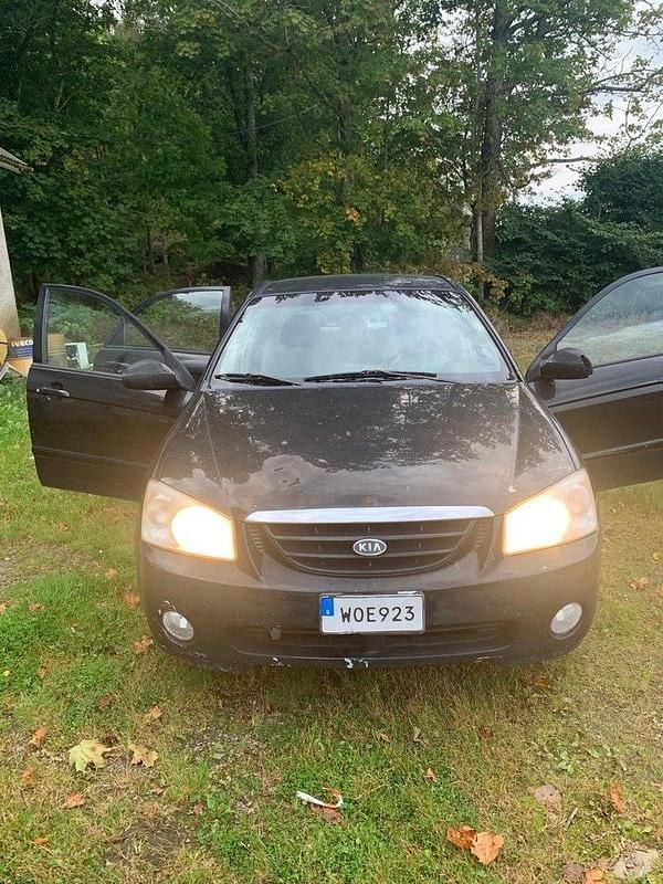 Svart Begagnad 2005 Kia Cerato 4 Sedan | 7 000 kr - Bild 1/4