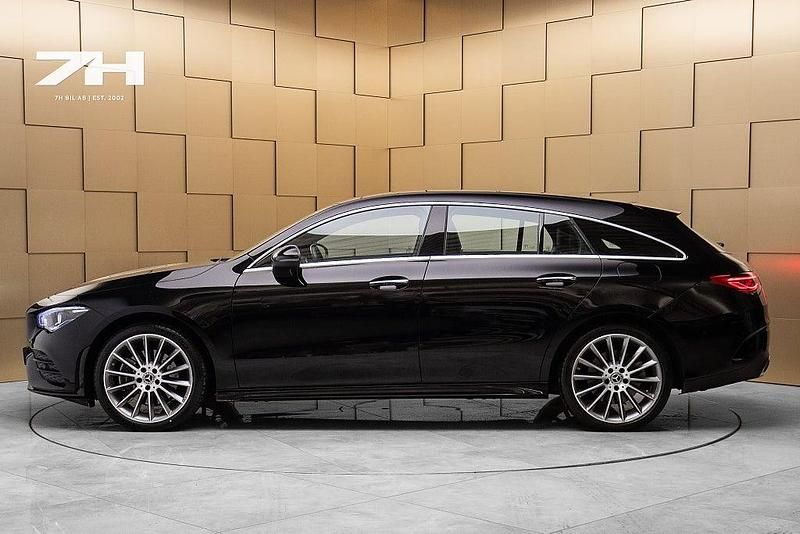 Begagnad Mercedes CLA250e Shooting Brake AMG line 160 HK (117 kW) 2023 Svart Kombi