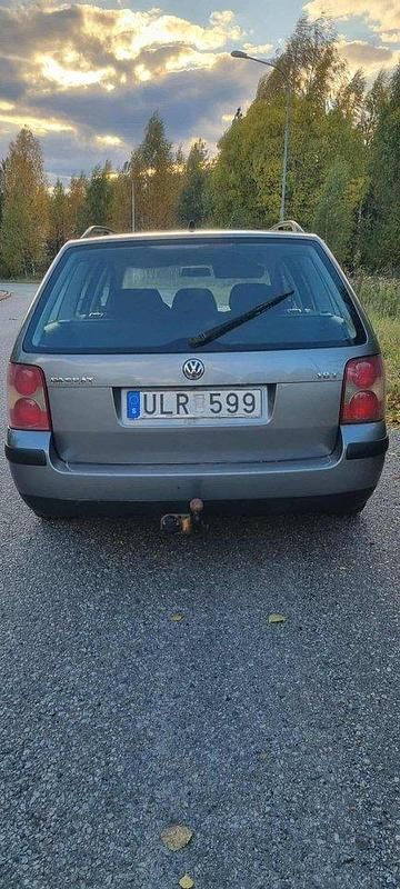 Grå Begagnad 2004 VW Passat Kombi | 15 000 kr (Marknadspris) - Bild 1/4