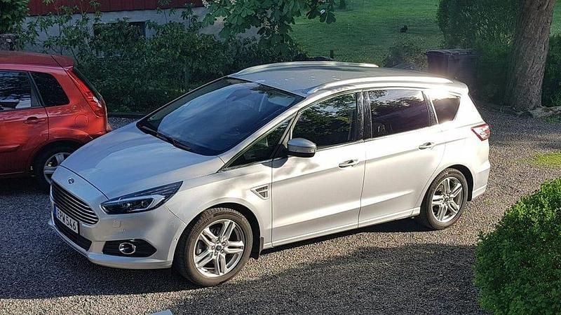 Grå Begagnad 2016 Ford S-MAX Business Edition Minibuss | 120 000 kr (Marknadspris) - Bild 1/4