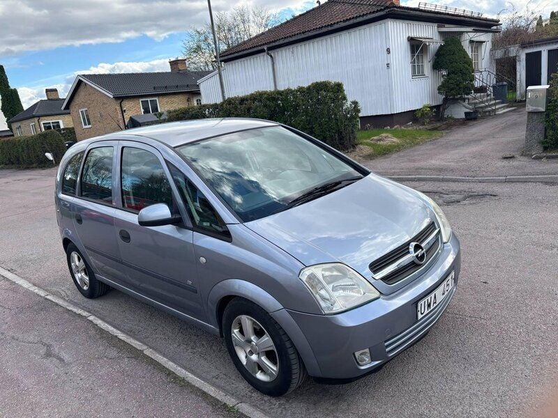 Grå Begagnad 2004 Opel Meriva Minibuss | 20 000 kr (Marknadspris) - Bild 1/4