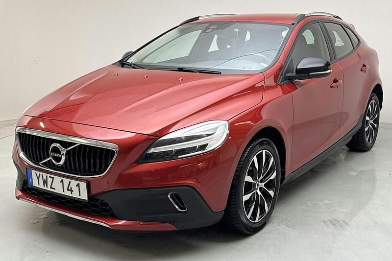 Röd Begagnad 2019 Volvo V40 CC Business Edition Kombi | 198 800 kr (Marknadspris) - Bild 1/4
