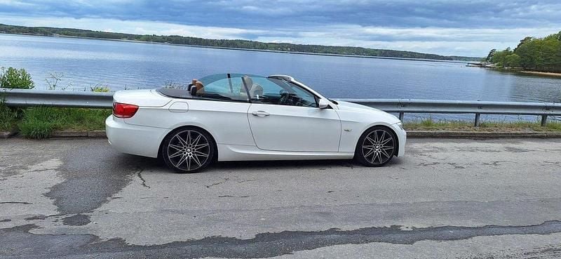 Vit Begagnad 2008 BMW 325 Cabriolet Comfort Edition Cab | 165 000 kr (Marknadspris) - Bild 1/4