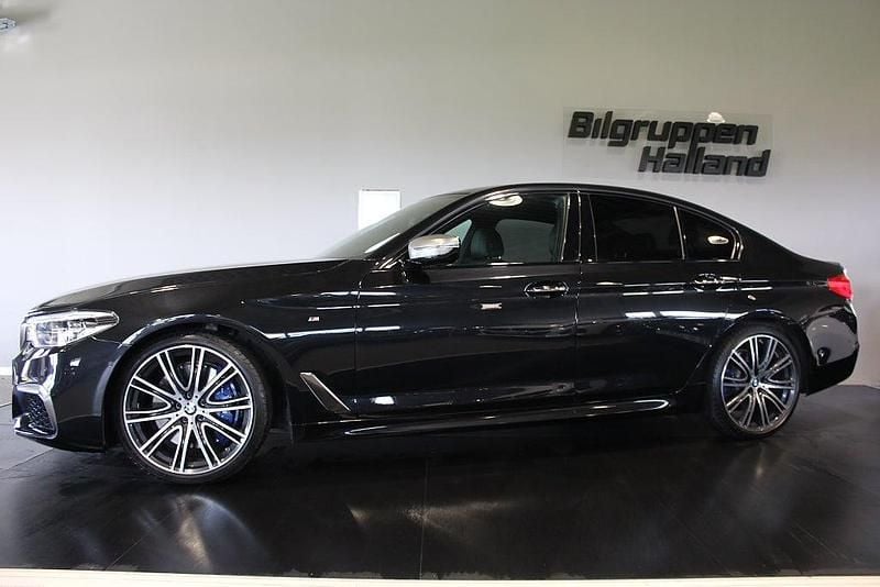 Svart (svart sapphire metallic ) Begagnad 2017 BMW M550 Shadowline Sedan | 399 900 kr (Bra pris) - Bild 1/4