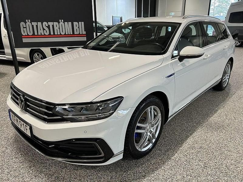 Vit Begagnad 2020 VW Passat GTE Kombi | 278 000 kr (Lite dyr) - Bild 1/4