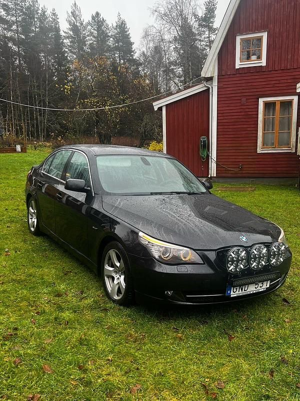 Begagnad 2008 BMW 523 Sedan | 72 000 kr (Marknadspris) - Bild 1/4