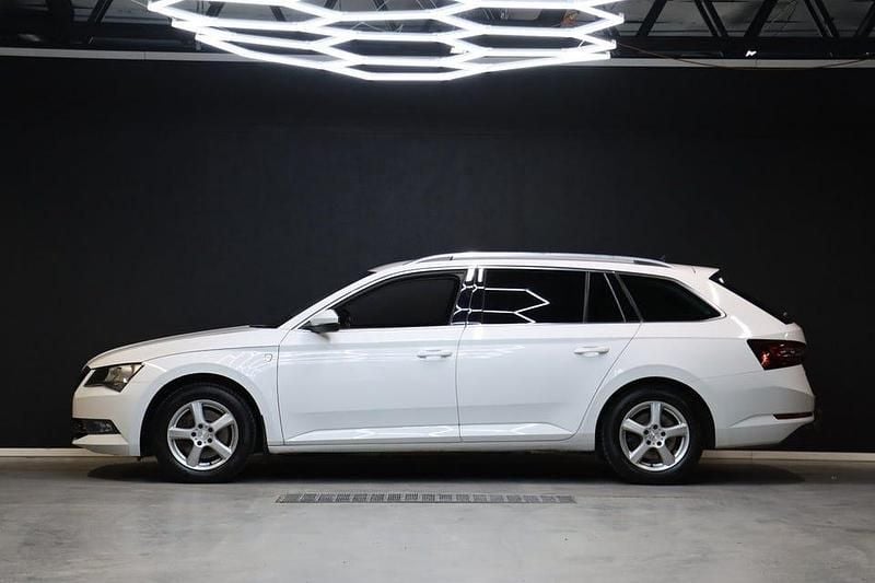 Begagnad Skoda Superb Ambition 150 HK (110 kW) 2018 Vit Kombi
