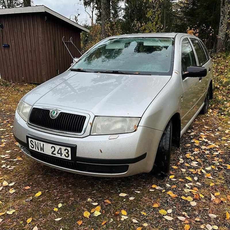 Silver Begagnad 2002 Skoda Fabia Halvkombi | 12 000 kr (Marknadspris) - Bild 1/4