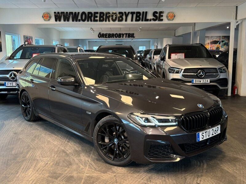 Grå Begagnad 2021 BMW 530e M Sport Kombi | 449 800 kr (Dyr) - Bild 1/4