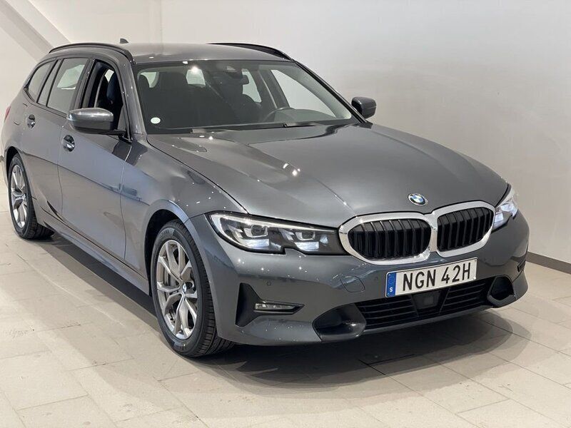 Grå Begagnad 2020 BMW 330e Kombi | 234 900 kr (Marknadspris) - Bild 1/3