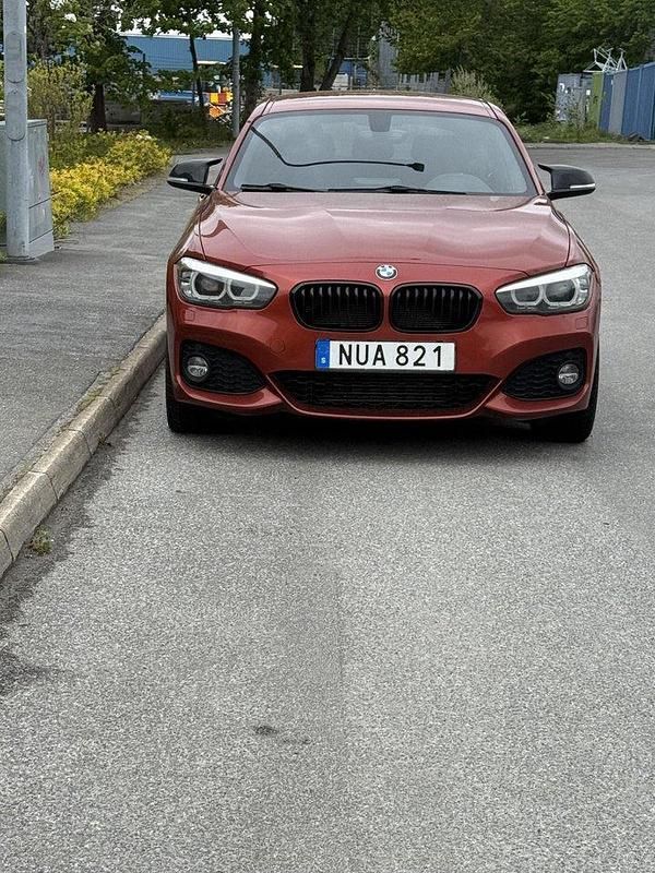 Orange Begagnad 2018 BMW 118 M Sport Halvkombi | 165 000 kr (Marknadspris) - Bild 1/3