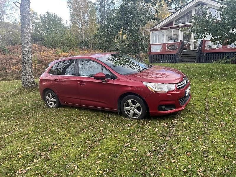 Röd Begagnad 2011 Citroën C4 Halvkombi | 68 000 kr (Marknadspris) - Bild 1/2