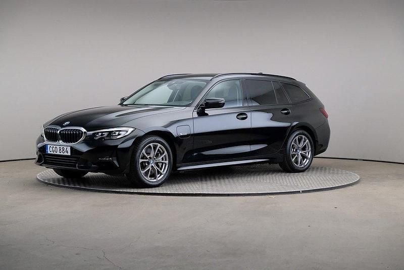 Svart Begagnad 2022 BMW 330e Sport Line Kombi | 345 000 kr (Bra pris) - Bild 1/4