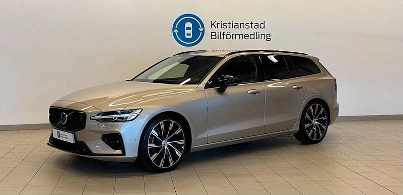 Ljusgrå Begagnad 2023 Volvo V60 Plus Kombi | 399 900 kr (Marknadspris) - Bild 1/4