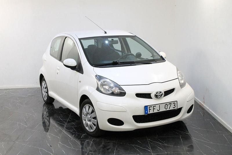 Vit Begagnad 2009 Toyota Aygo Halvkombi | 59 900 kr (Marknadspris) - Bild 1/4