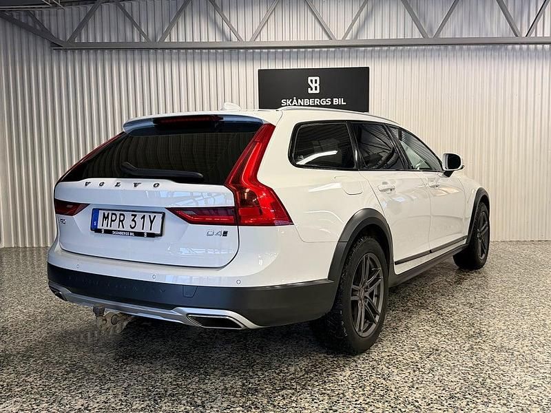 Begagnad Volvo V90 CC Momentum 190 HK (139 kW) 2019 Vit Kombi