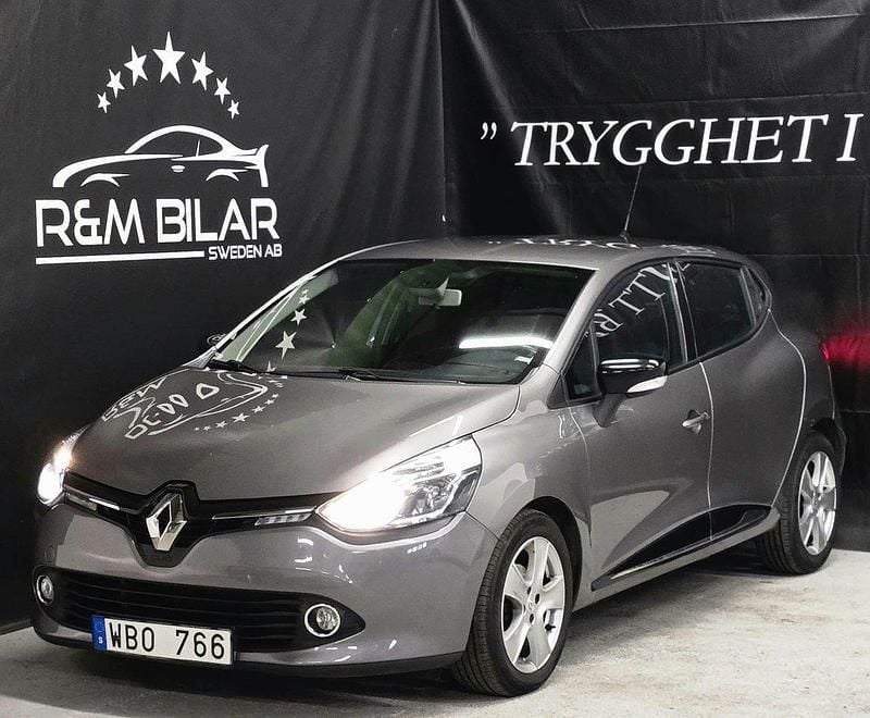 Grå Begagnad 2013 Renault Clio IV Halvkombi | 54 800 kr (Marknadspris) - Bild 1/4