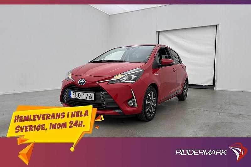 Röd Begagnad 2019 Toyota Yaris Hybrid Halvkombi | 174 900 kr (Marknadspris) - Bild 1/3
