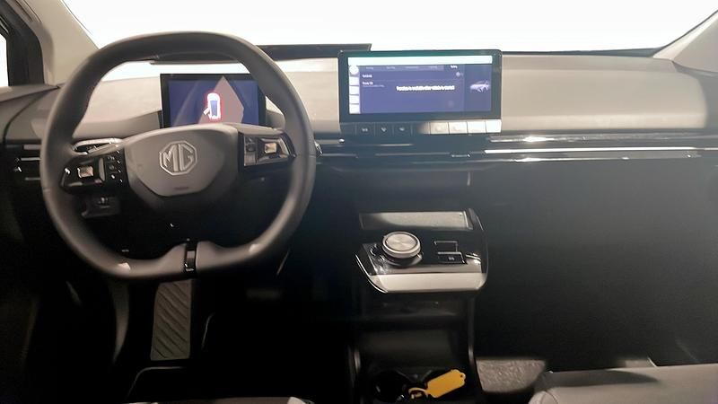 Begagnad MG MG4 EV 150 kW (204 HK) 2024 Svart Halvkombi