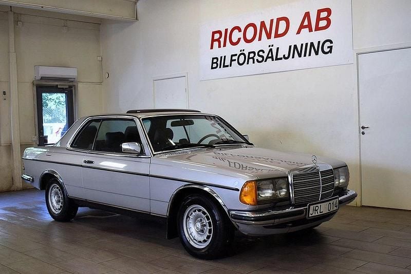 Ljusgrå Begagnad 1985 Mercedes 230 | 99 900 kr - Bild 1/4