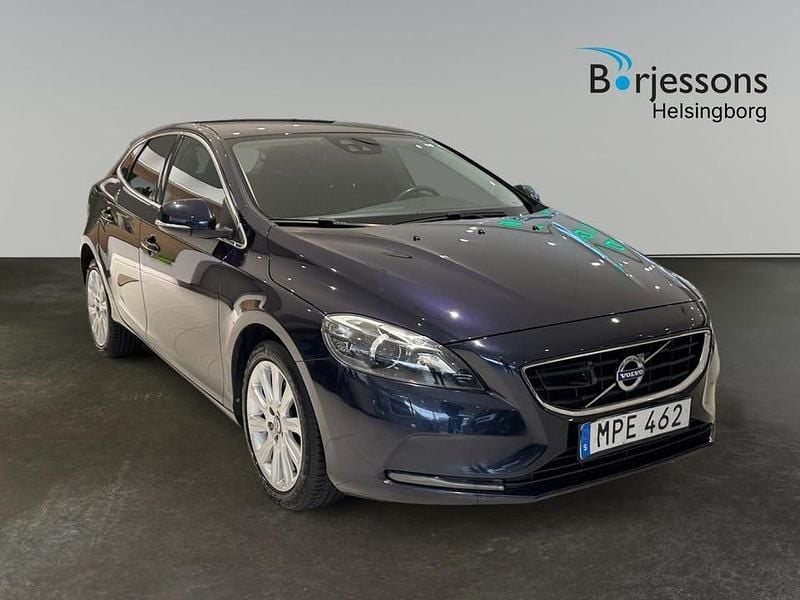 Begagnad Volvo V40 Momentum 151 HK (111 kW) 2016 Blå Halvkombi