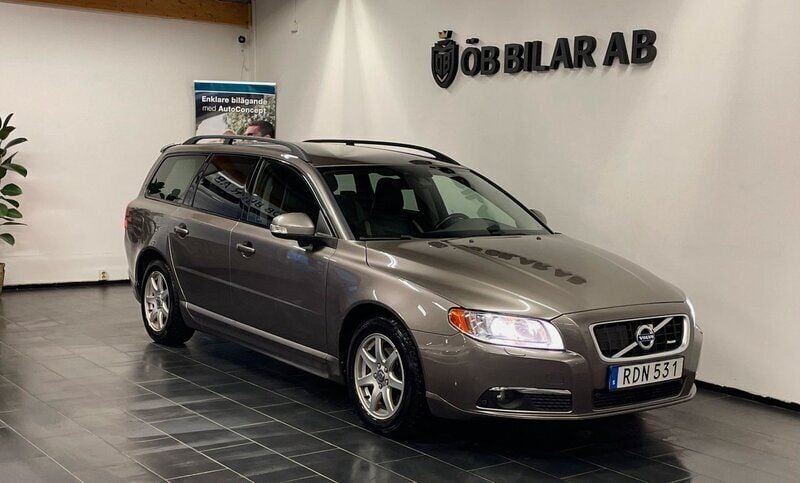 Grå Begagnad 2011 Volvo V70 R-Design Kombi | 109 900 kr (Lite dyr) - Bild 1/4