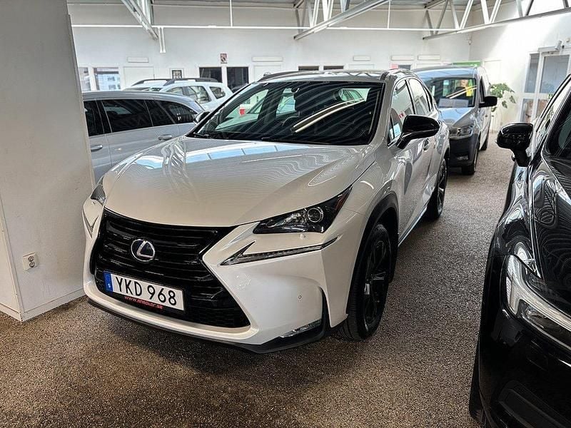 Vit Begagnad 2016 Lexus NX300h Sport Line SUV | 240 000 kr (Marknadspris) - Bild 1/4