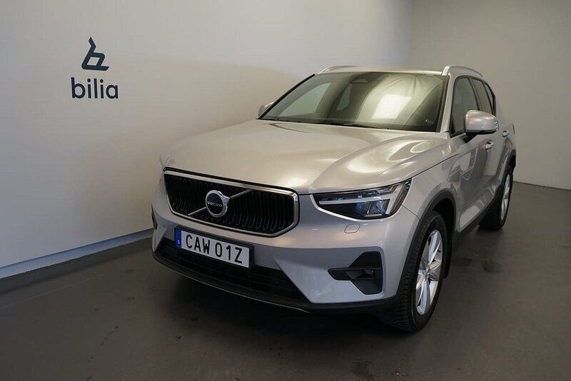 Silver Begagnad 2023 Volvo XC40 Core SUV | 359 500 kr (Marknadspris) - Bild 1/3