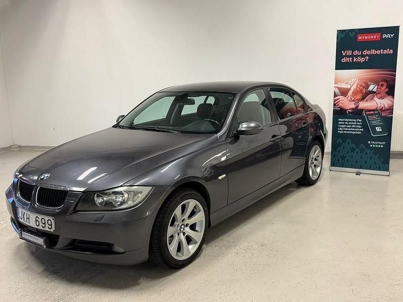 Grå Begagnad 2008 BMW 320 Advantage Sedan | 69 800 kr (Marknadspris) - Bild 1/3